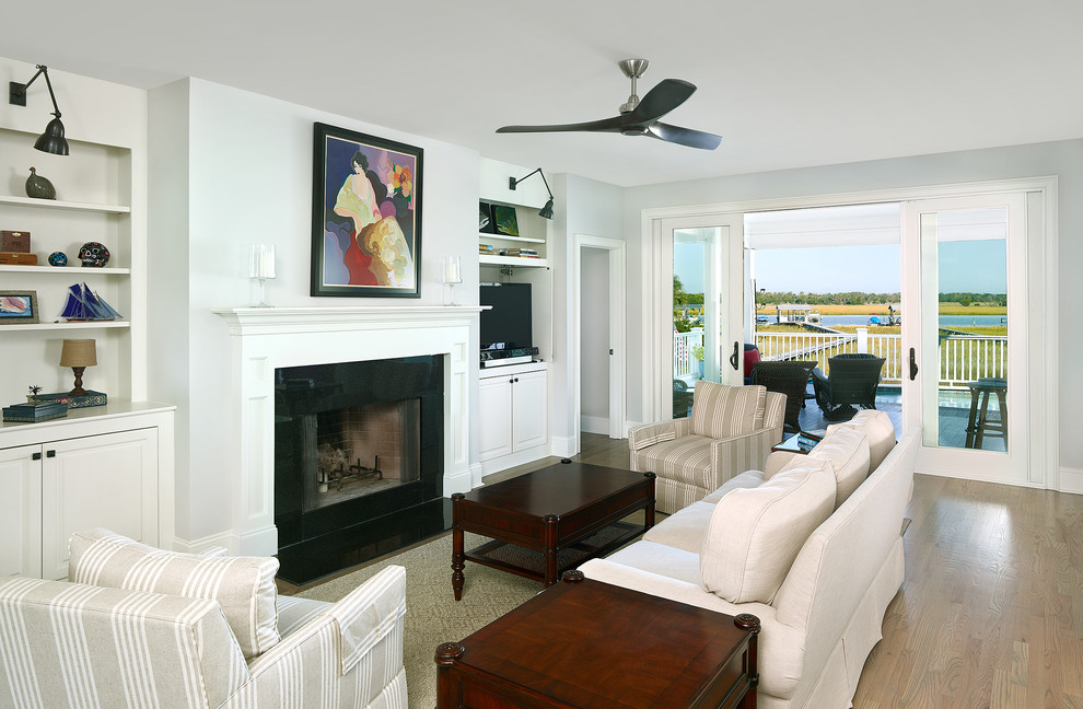 Источник вдохновения для домашнего уюта: открытая гостиная комната среднего размера в морском стиле с серыми стенами, светлым паркетным полом, стандартным камином и мультимедийным центром