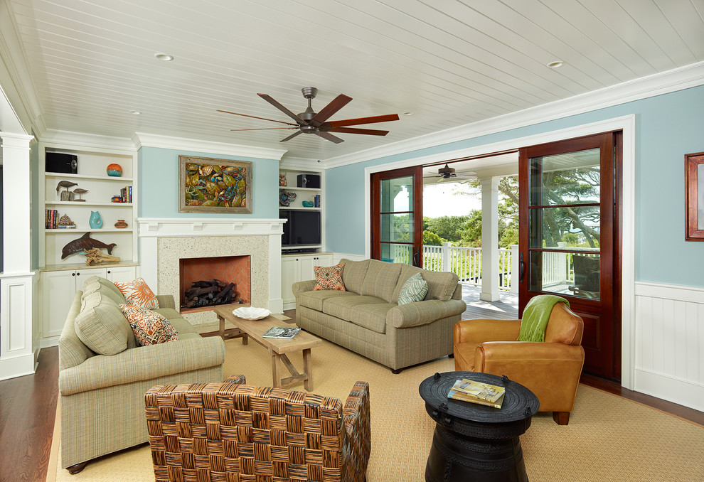 Immagine di un soggiorno tropicale con pareti blu
