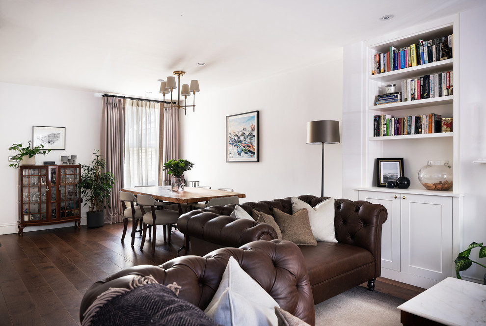 Esempio di un soggiorno minimal di medie dimensioni e aperto con pareti bianche, parquet scuro e pavimento marrone