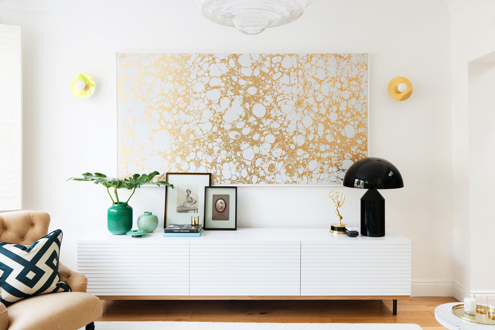 Modernes Wohnzimmer mit weißer Wandfarbe und hellem Holzboden in London