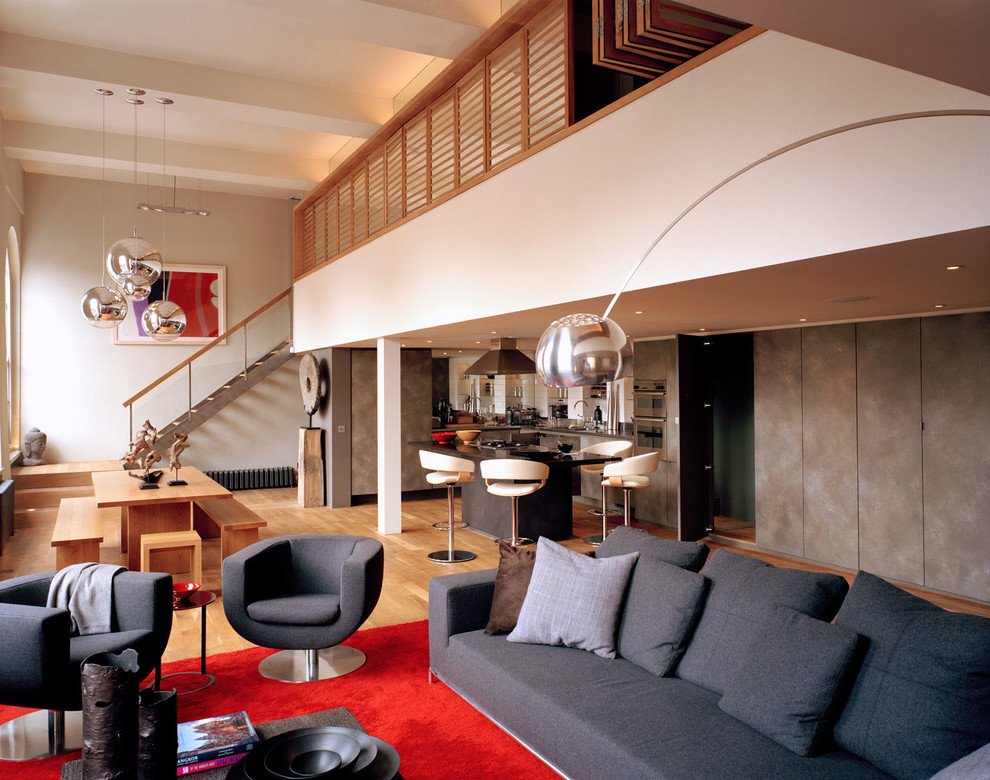 Стильный дизайн: большая открытая гостиная комната в стиле модернизм с домашним баром и белыми стенами без телевизора - последний тренд
