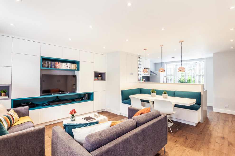 Offenes, Mittelgroßes Modernes Wohnzimmer ohne Kamin mit grauer Wandfarbe, freistehendem TV, braunem Boden und braunem Holzboden in London