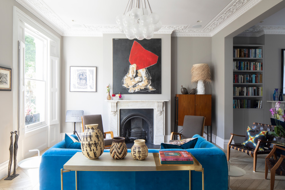 Modernes Wohnzimmer mit grauer Wandfarbe, hellem Holzboden, Kamin und beigem Boden in London