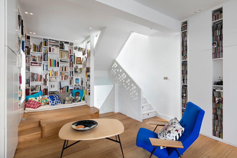 Idées déco pour un salon contemporain de taille moyenne avec un mur blanc, un sol en bois brun, aucune cheminée et aucun téléviseur.