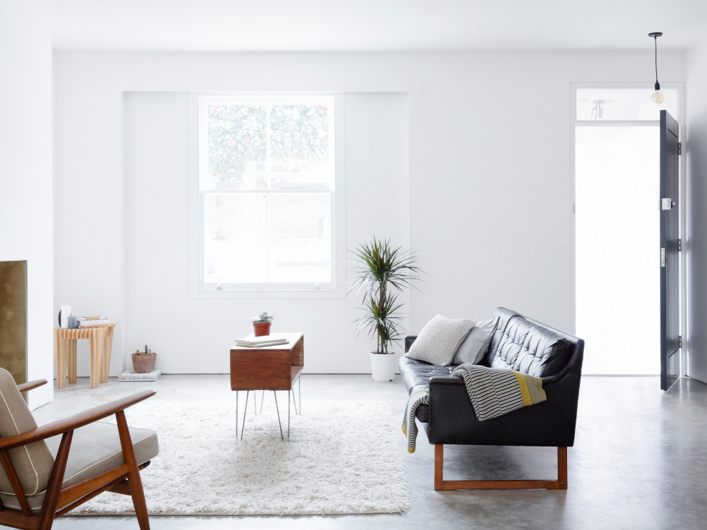 Источник вдохновения для домашнего уюта: открытая гостиная комната в стиле модернизм с белыми стенами и серым полом