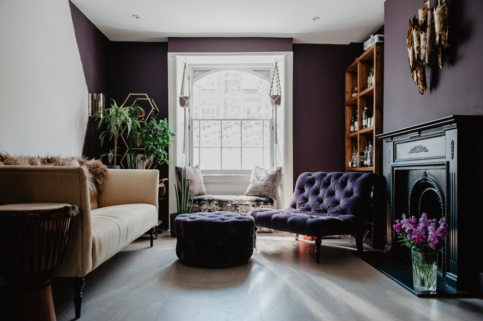 Immagine di un soggiorno minimalista di medie dimensioni e aperto con pareti viola, pavimento in sughero, camino classico, cornice del camino in legno, nessuna TV e pavimento grigio