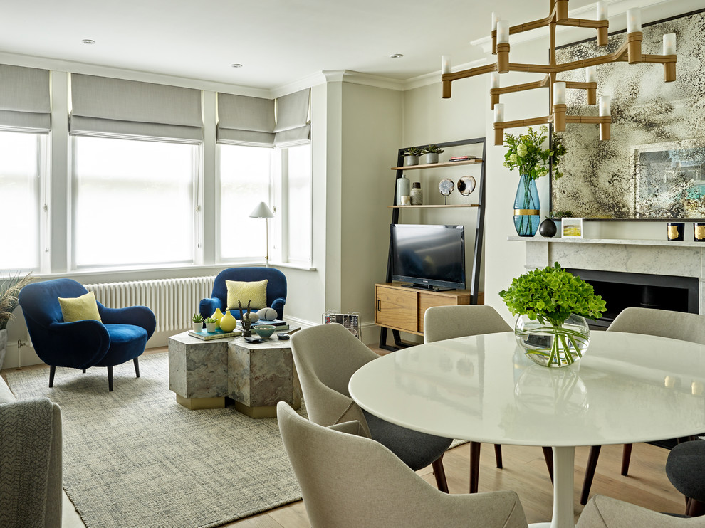Modernes Wohnzimmer mit grauer Wandfarbe, hellem Holzboden, Kaminofen und Kaminumrandung aus Stein in London