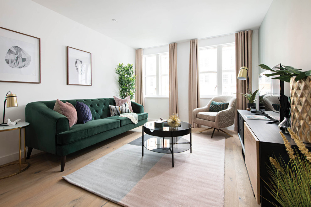 Mittelgroßes, Offenes Modernes Wohnzimmer mit weißer Wandfarbe, hellem Holzboden, freistehendem TV und beigem Boden in London