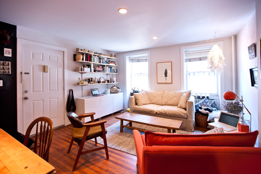 Источник вдохновения для домашнего уюта: гостиная комната среднего размера в стиле фьюжн с белыми стенами и паркетным полом среднего тона