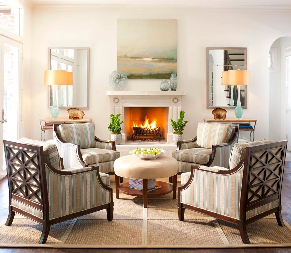 ダラスにある高級な中くらいなトラディショナルスタイルのおしゃれなリビング (白い壁、濃色無垢フローリング、標準型暖炉、漆喰の暖炉まわり、テレビなし、茶色い床) の写真