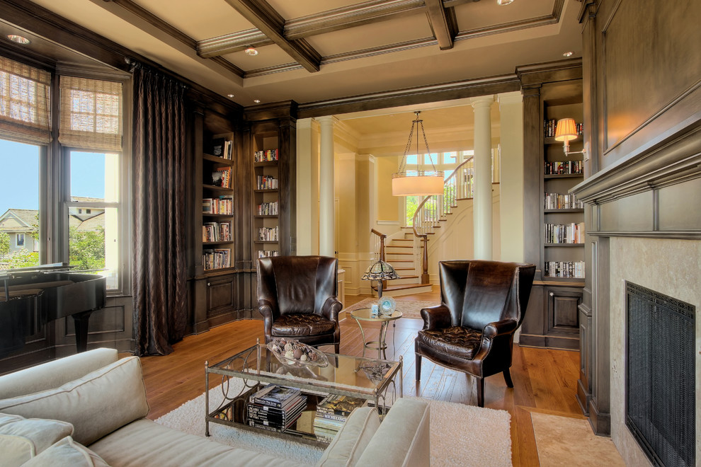 Идея дизайна: гостиная комната в классическом стиле с с книжными шкафами и полками и эркером