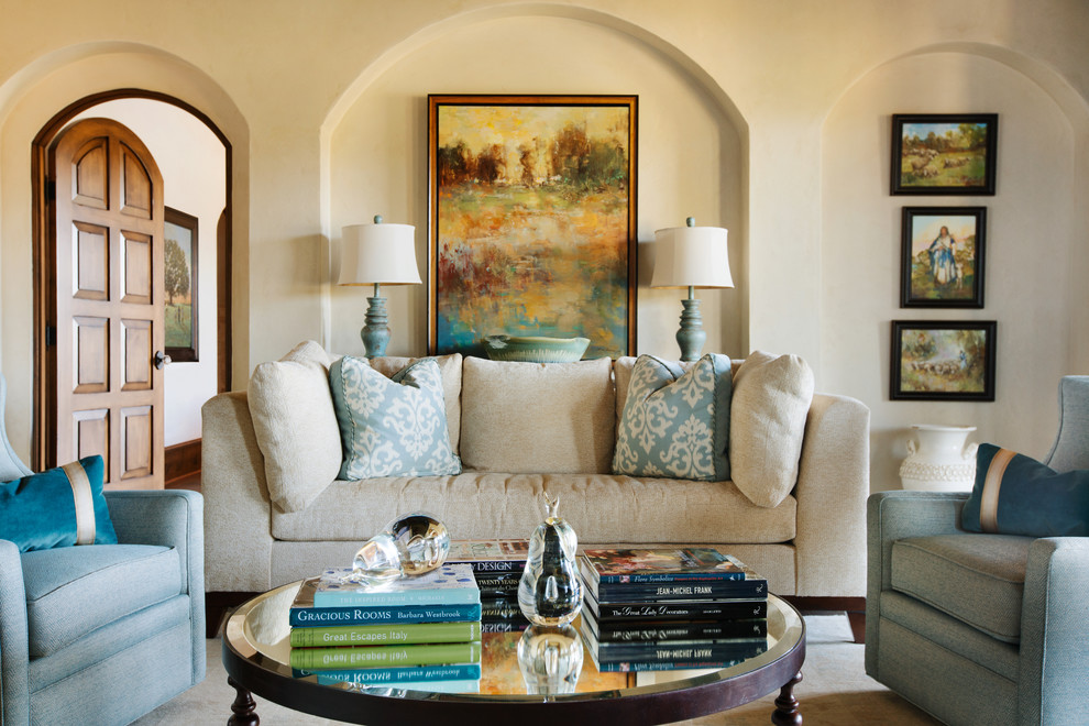 Repräsentatives, Abgetrenntes Mediterranes Wohnzimmer mit beiger Wandfarbe, dunklem Holzboden und braunem Boden in Sonstige