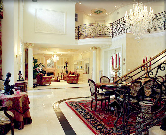 Immagine di un grande soggiorno mediterraneo aperto con pavimento in marmo e pareti beige