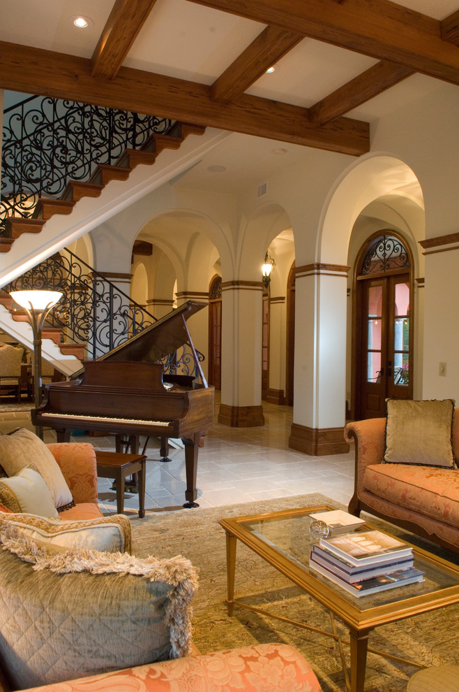 Idee per un soggiorno mediterraneo con sala della musica e pareti beige