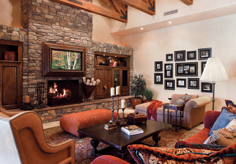 ダラスにあるお手頃価格のトラディショナルスタイルのおしゃれなリビング (ベージュの壁、トラバーチンの床、石材の暖炉まわり) の写真