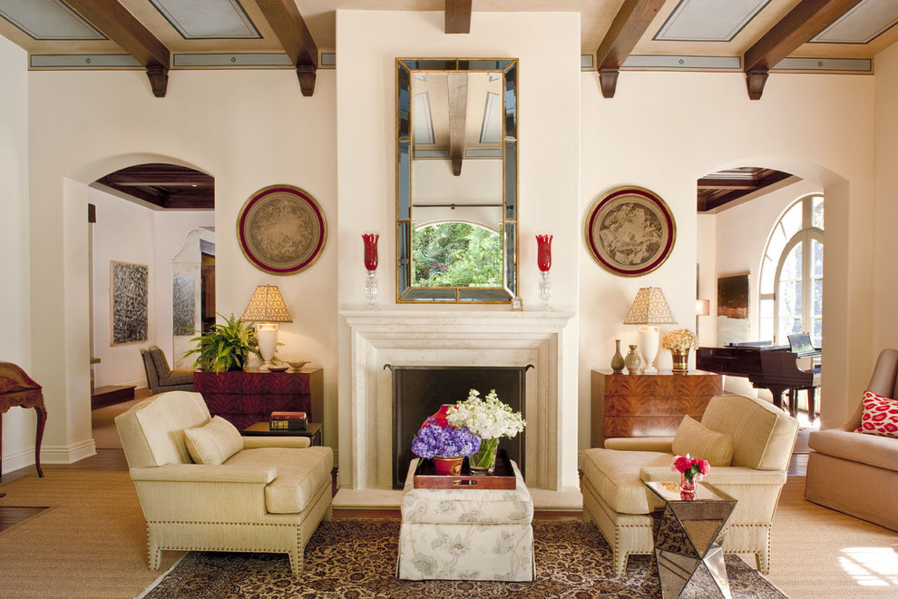 На фото: изолированная гостиная комната в классическом стиле с бежевыми стенами и стандартным камином с