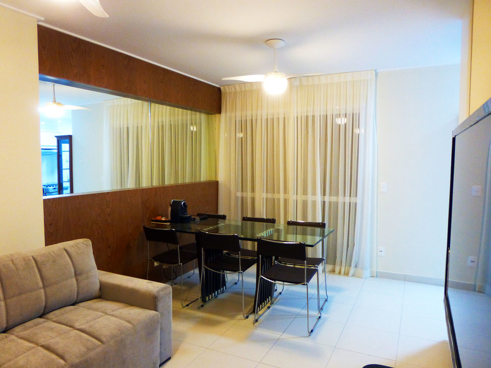 Kleines, Repräsentatives, Offenes Modernes Wohnzimmer mit beiger Wandfarbe, Porzellan-Bodenfliesen und Multimediawand in Sonstige