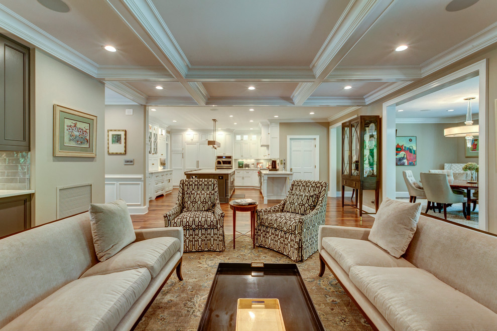 Пример оригинального дизайна: огромная парадная, открытая гостиная комната в классическом стиле с серыми стенами, темным паркетным полом и скрытым телевизором