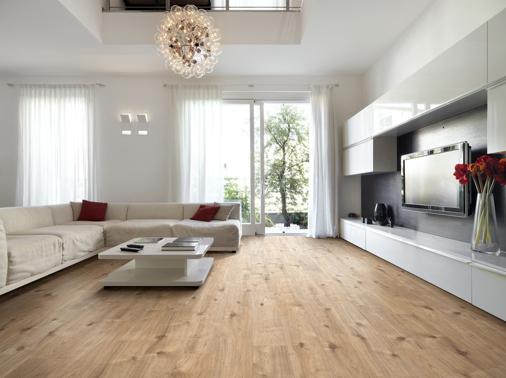 Diseño de salón moderno con suelo de madera clara