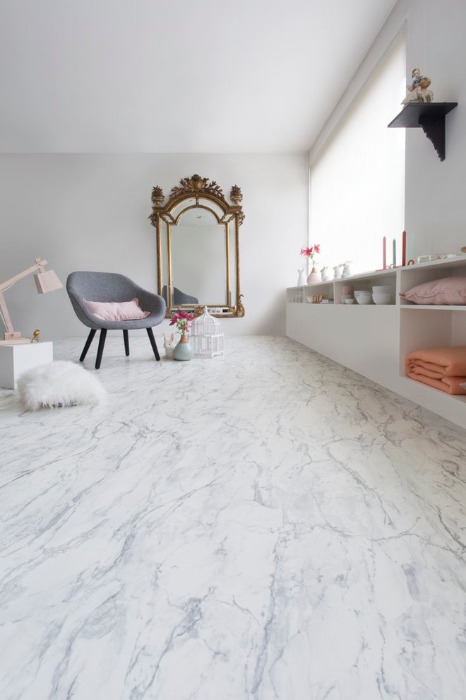 Immagine di un grande soggiorno minimalista chiuso con pareti bianche, pavimento in marmo, nessun camino e nessuna TV