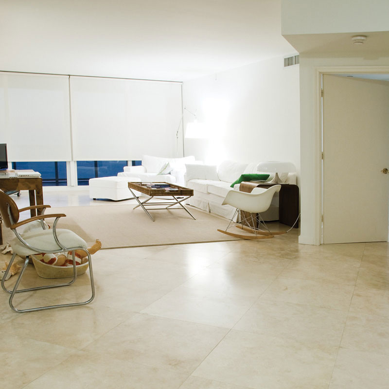 Großes, Repräsentatives, Offenes Modernes Wohnzimmer mit Travertin, weißer Wandfarbe und beigem Boden in Washington, D.C.