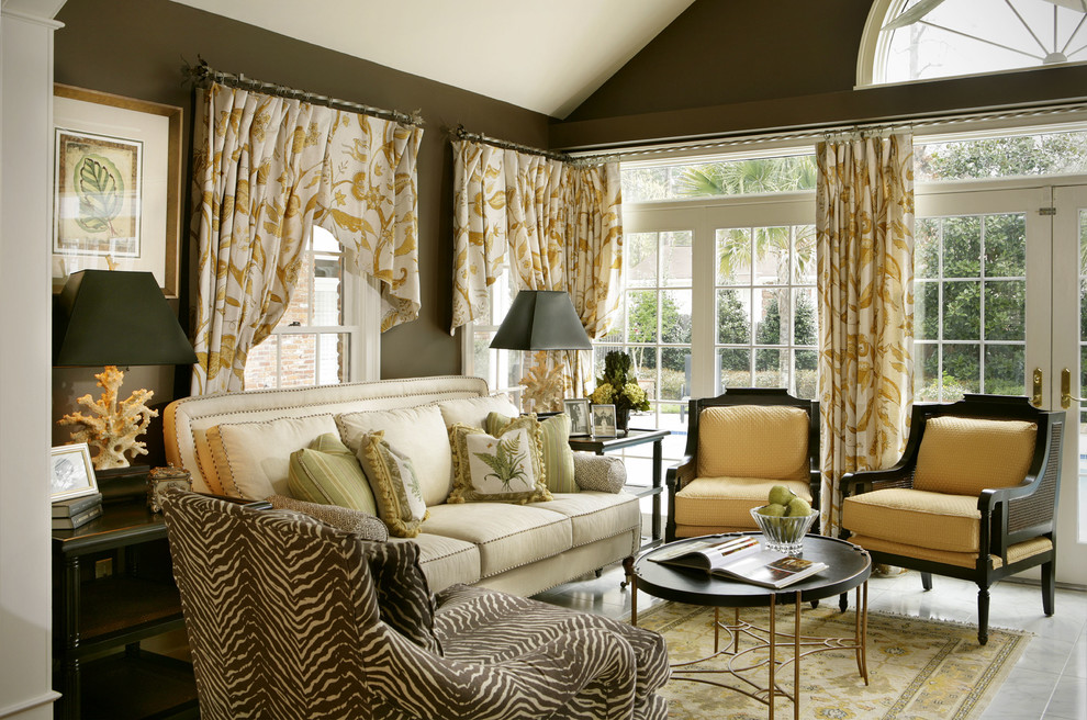 Offenes Klassisches Wohnzimmer mit brauner Wandfarbe in Charlotte