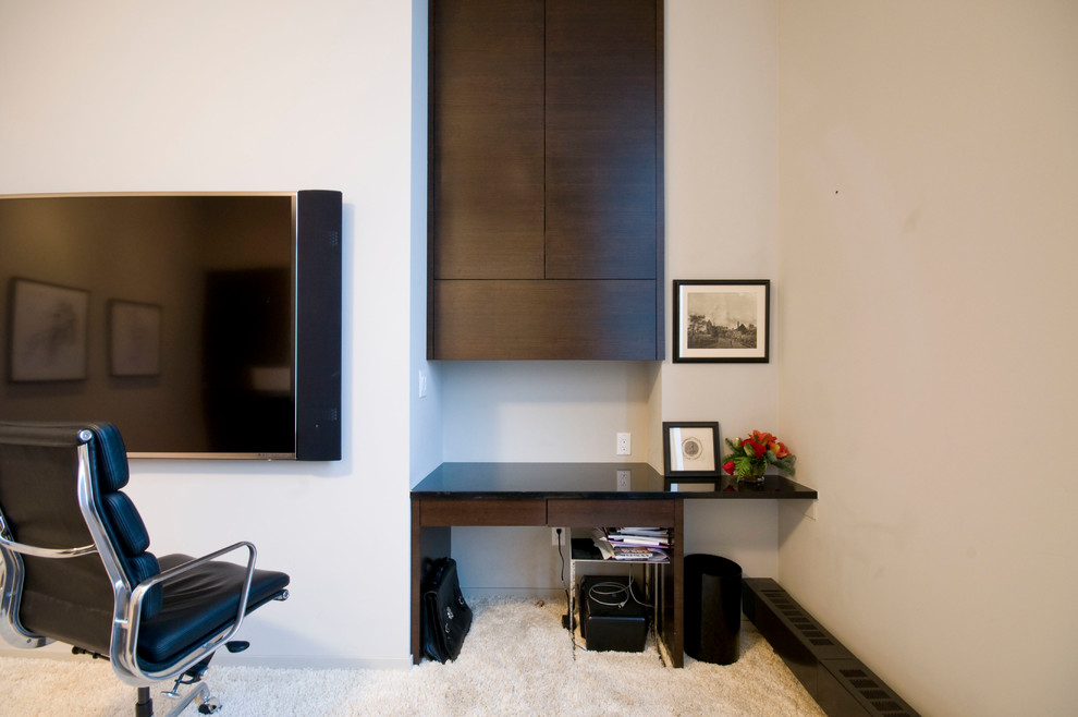 Стильный дизайн: изолированная гостиная комната среднего размера в современном стиле с белыми стенами, паркетным полом среднего тона и телевизором на стене без камина - последний тренд