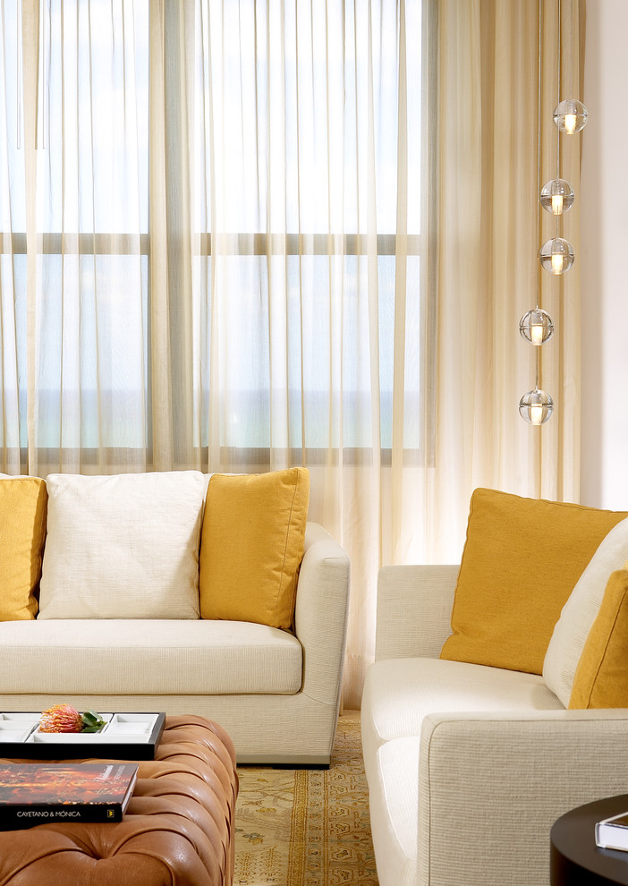 Modelo de salón para visitas minimalista de tamaño medio con paredes blancas, moqueta, televisor colgado en la pared y suelo multicolor