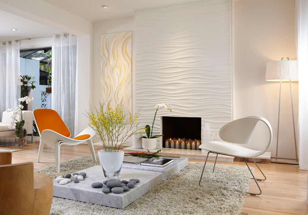 Mittelgroßes, Offenes Modernes Wohnzimmer mit hellem Holzboden, Kamin und weißer Wandfarbe in Miami