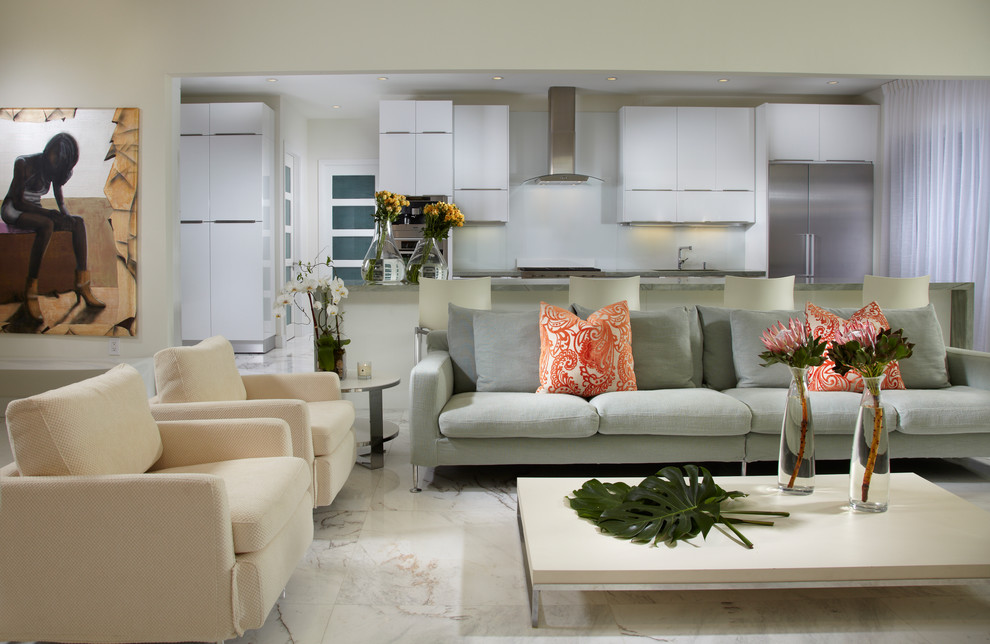 На фото: открытая гостиная комната среднего размера в современном стиле с белыми стенами, мраморным полом, телевизором на стене и разноцветным полом с