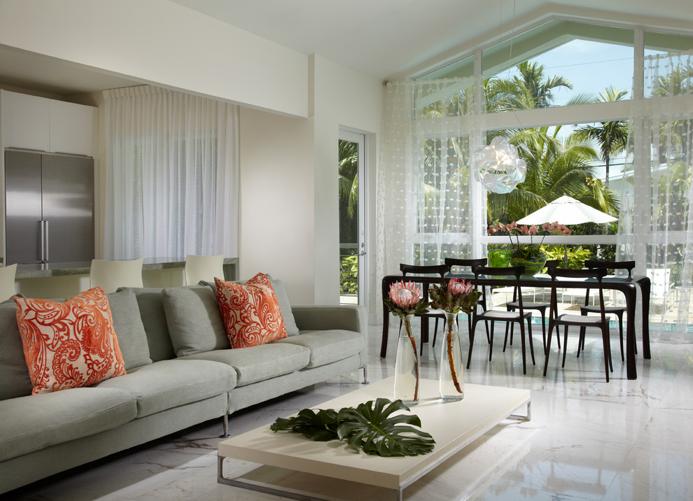Cette image montre un grand salon design ouvert avec un mur blanc, un sol en marbre, un téléviseur encastré et un sol multicolore.