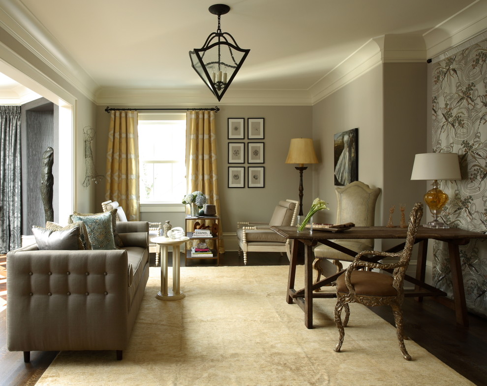 Идея дизайна: большая гостиная комната в классическом стиле с серыми стенами и красивыми шторами