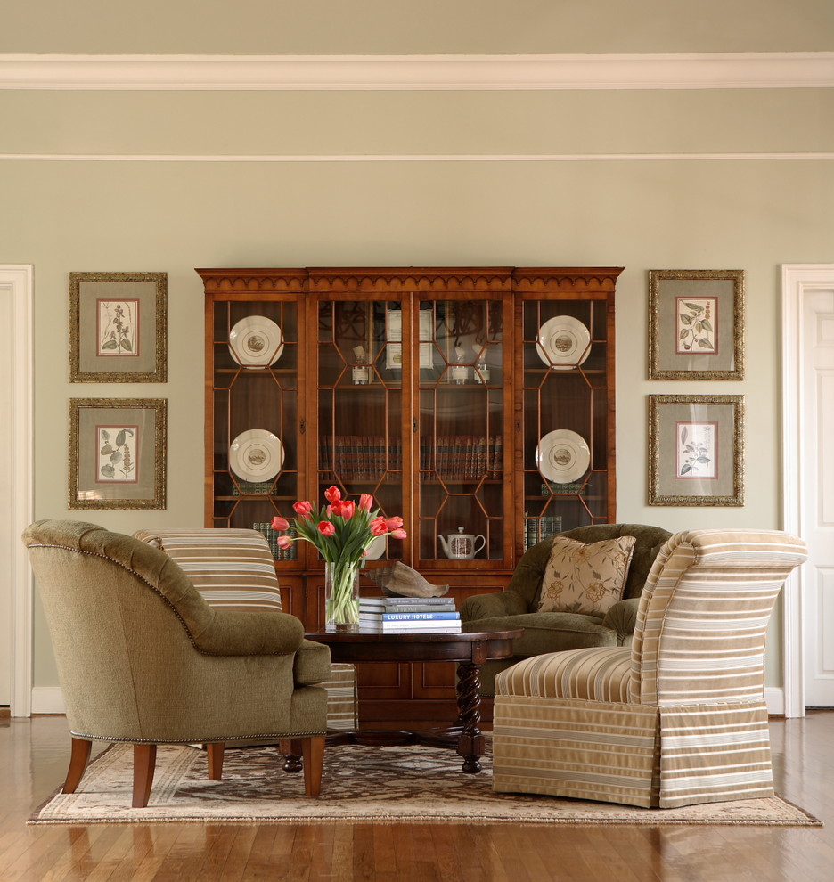 Diseño de salón clásico con suelo de madera en tonos medios