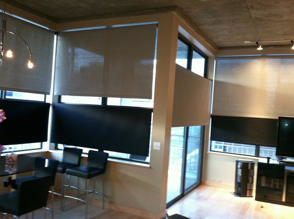 Großes Modernes Wohnzimmer im Loft-Stil mit grauer Wandfarbe, hellem Holzboden und freistehendem TV in Omaha