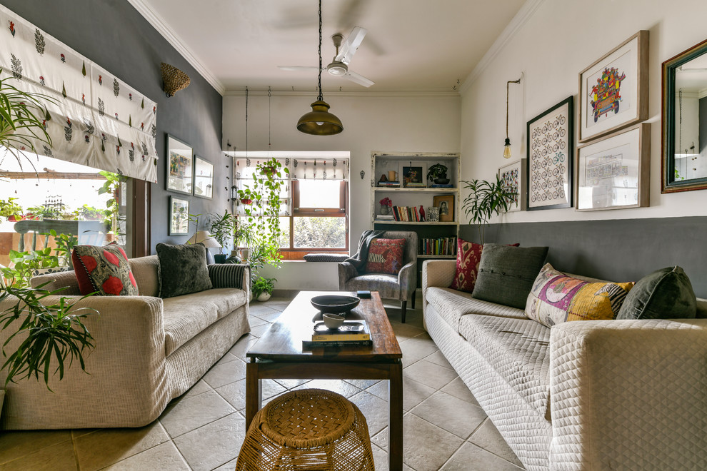 Стильный дизайн: гостиная комната в стиле неоклассика (современная классика) с серыми стенами и бежевым полом - последний тренд