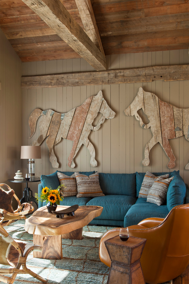 Immagine di un soggiorno country di medie dimensioni e aperto con pareti beige, travi a vista e pareti in perlinato
