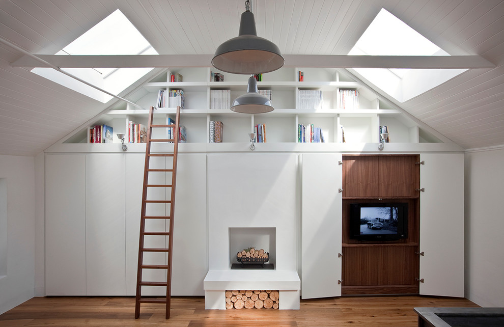 Ispirazione per un soggiorno minimalista di medie dimensioni con pareti bianche, pavimento in legno massello medio, camino classico e TV nascosta