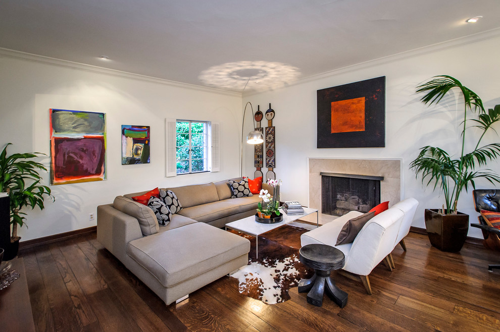 Mittelgroßes Modernes Wohnzimmer mit dunklem Holzboden, Kamin, weißer Wandfarbe, Kaminumrandung aus Stein und braunem Boden in San Francisco