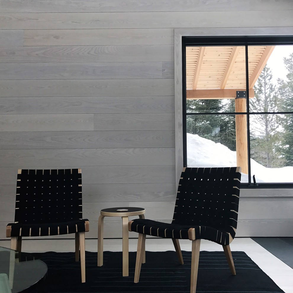 Cette photo montre un salon scandinave de taille moyenne et fermé avec une salle de réception, un mur blanc, une cheminée standard et un manteau de cheminée en pierre.