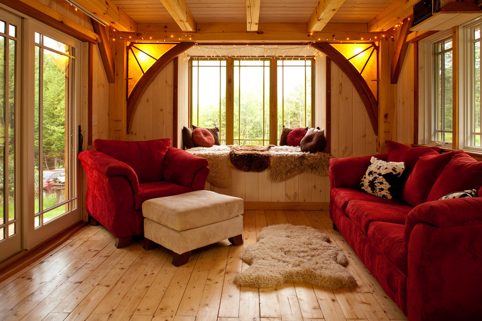 Kleines, Fernseherloses Rustikales Wohnzimmer mit hellem Holzboden in Burlington