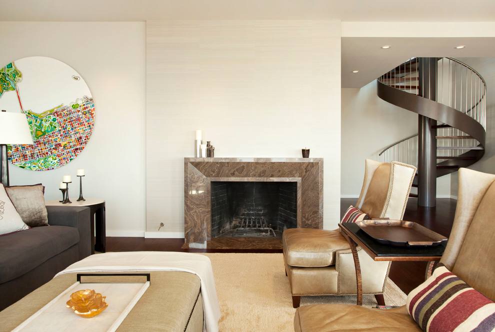 Cette image montre un salon design de taille moyenne et ouvert avec un mur blanc, parquet foncé et une cheminée standard.