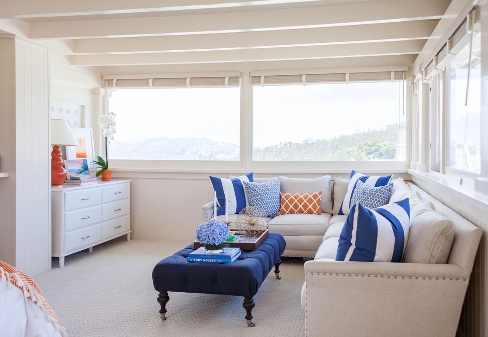 Cette photo montre un grand salon bord de mer ouvert avec une salle de réception, un mur blanc, moquette, aucune cheminée et aucun téléviseur.