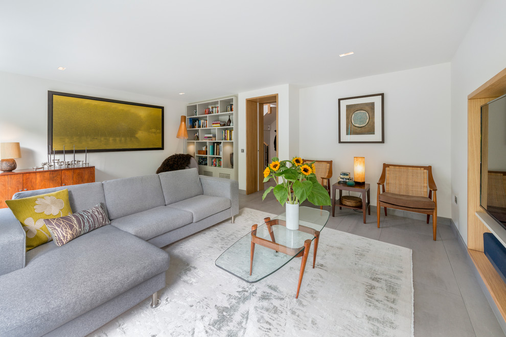 Esempio di un soggiorno minimalista chiuso con pareti bianche e pavimento in legno massello medio
