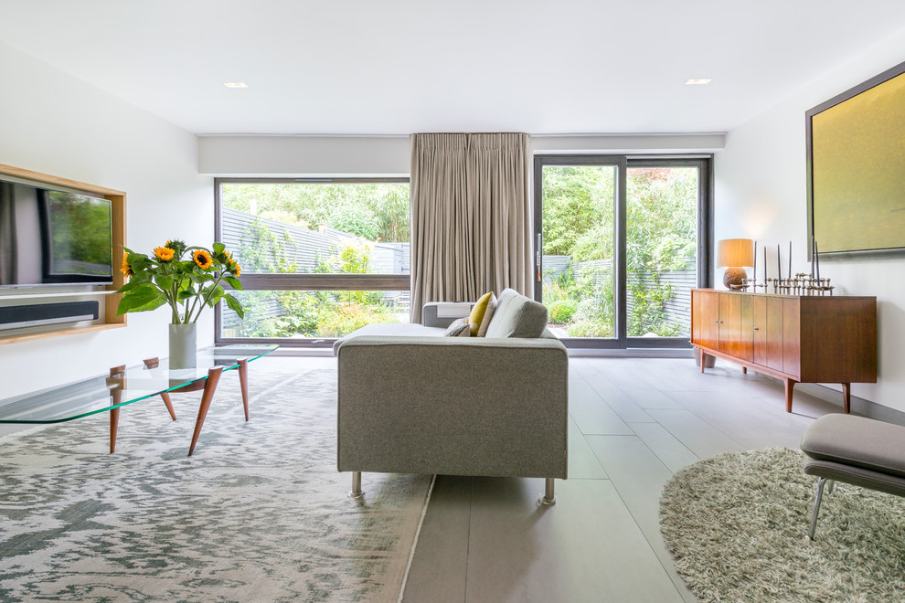 Idee per un soggiorno minimalista chiuso con pareti bianche e pavimento in legno massello medio