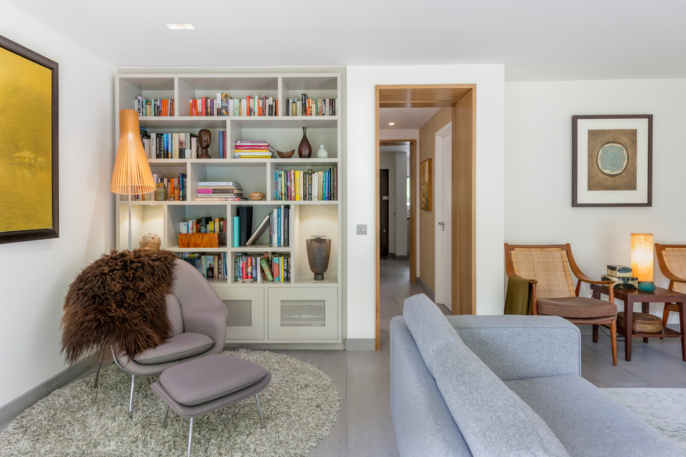 Foto di un soggiorno moderno chiuso con pareti bianche e pavimento in legno massello medio
