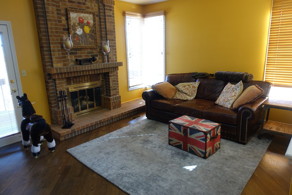 Idéer för mellanstora eklektiska separata vardagsrum, med gula väggar, mörkt trägolv, en standard öppen spis och en väggmonterad TV