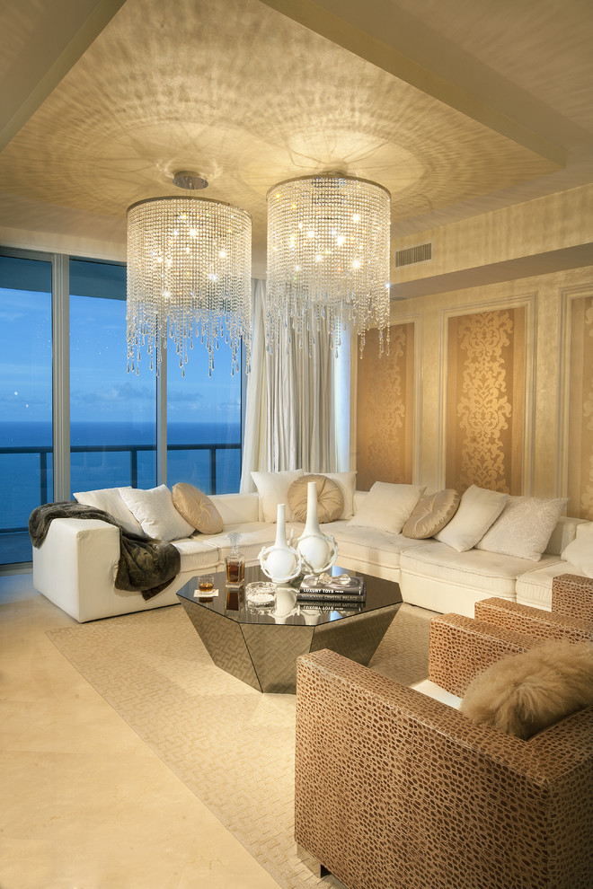 Idee per un soggiorno minimal con pareti beige e tappeto