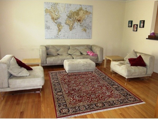 Asiatisk inredning av ett vardagsrum, med heltäckningsmatta och rött golv
