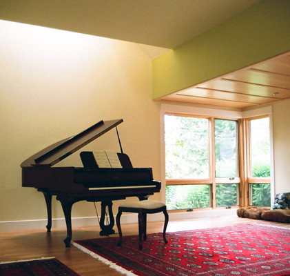 Diseño de salón abierto contemporáneo de tamaño medio con paredes amarillas, suelo de madera clara y todas las chimeneas