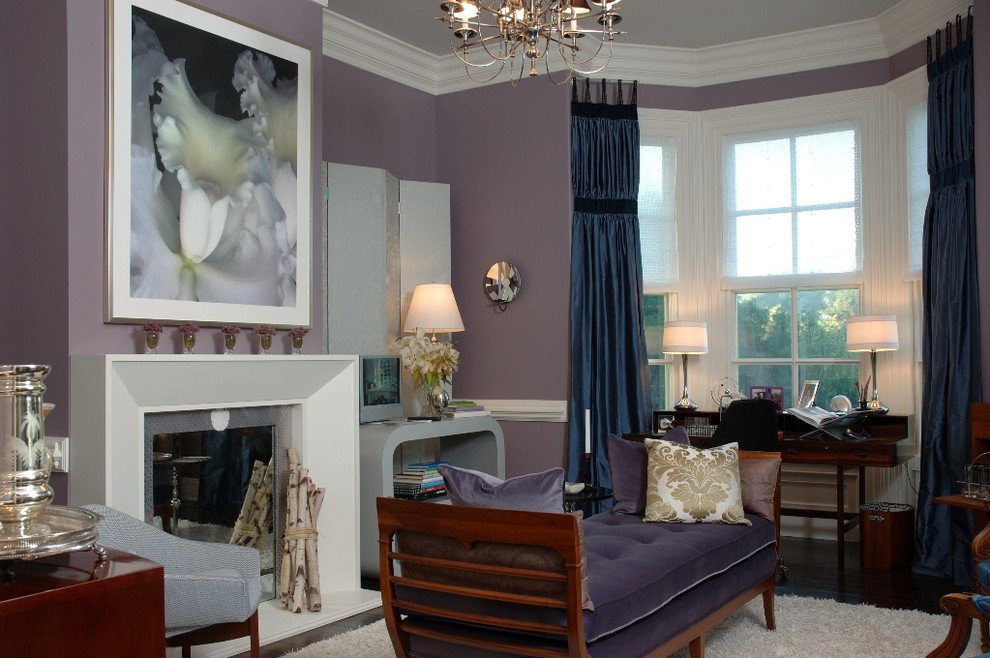 На фото: гостиная комната в викторианском стиле с фиолетовыми стенами, стандартным камином, эркером и ковром на полу с